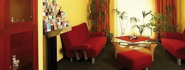 Henrietta Hotel 3*