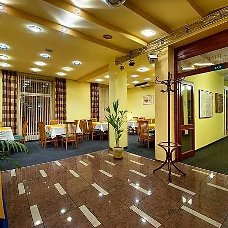 Henrietta Hotel